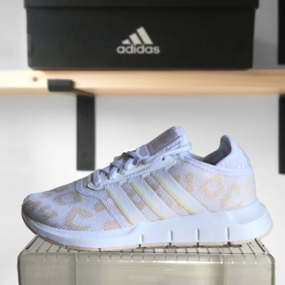 Adidas Swift Run Women's Sneaker Size 5.5